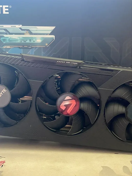 Gigabyte Видеокарта AMD Radeon RX 9070 GRE GAMING OC 12G, черный, фото 3
